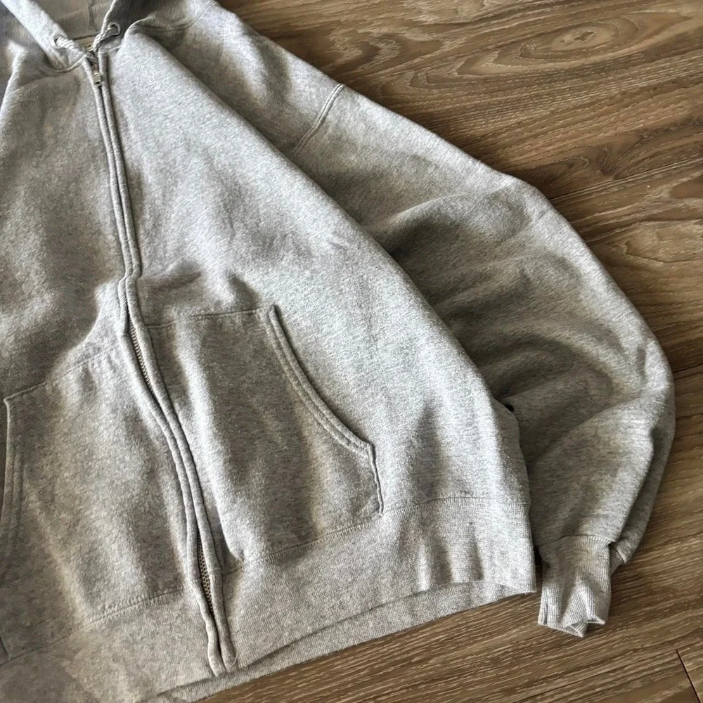 Vintage Y2K/2000s Grey Blank Russell Style Essential Zip Up Hoodie!